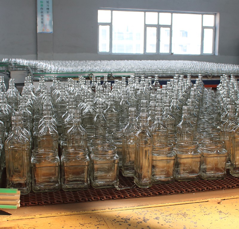 哈尔滨博瀛玻璃制品有限公司，主要经营各类玻璃瓶制品，白酒瓶，玻璃瓶，饮料瓶，各类调料瓶，咸菜瓶等。